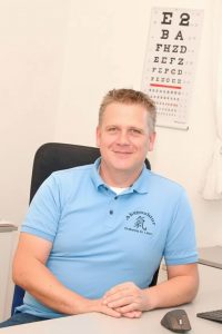 Dr. med. univ. Philipp Laber in seiner Akupunktur & TCM Ordination in Salzburg