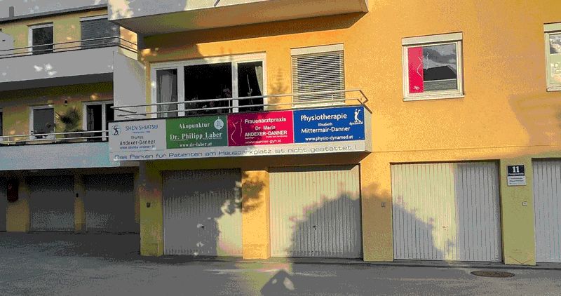 Eingang zur Ordination Dr. Philipp Laber in der Peregrinstraße 11